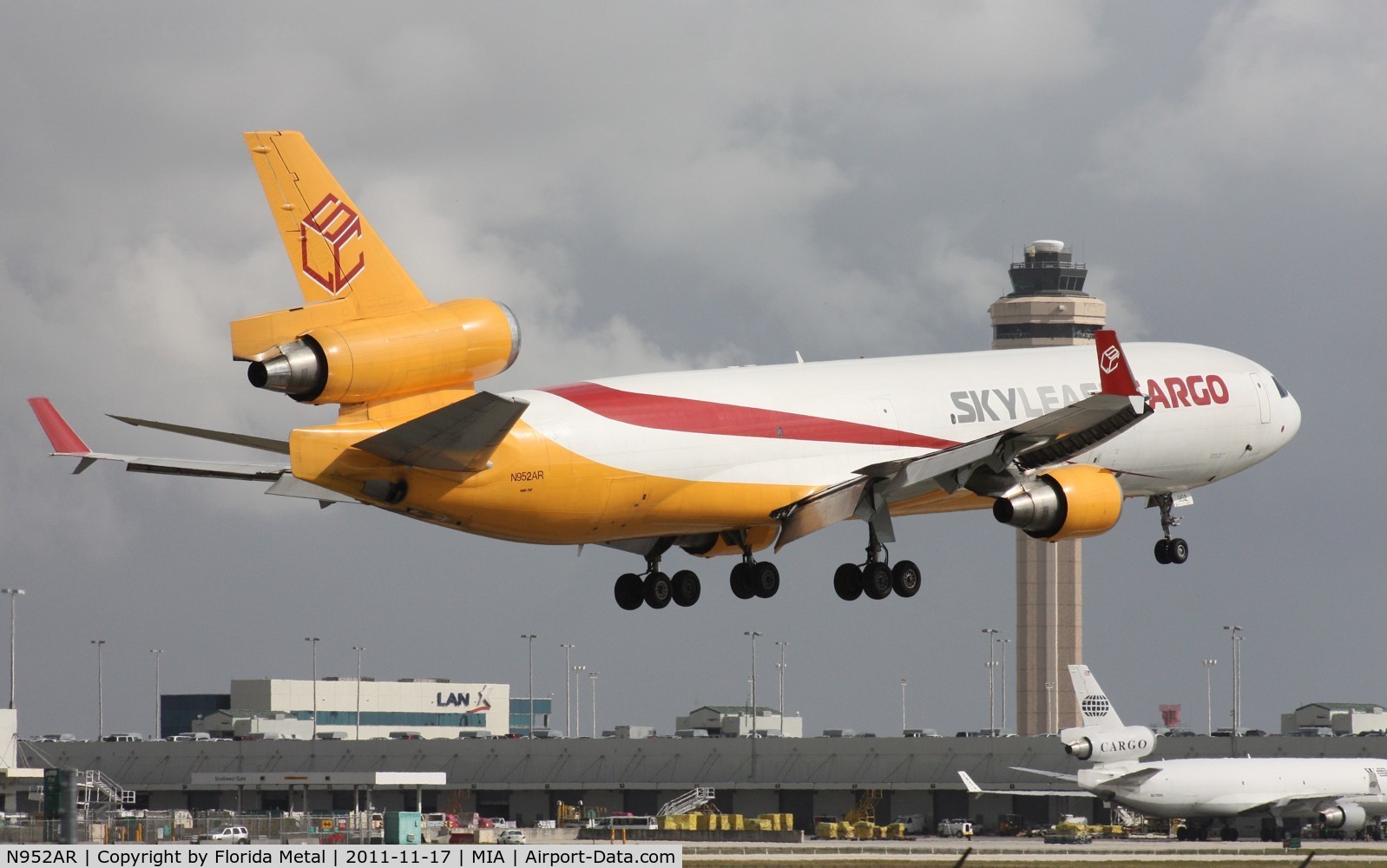 N952AR, 1992 McDonnell Douglas MD-11F C/N 48497, Sky Lease with Cargo City and tower behind