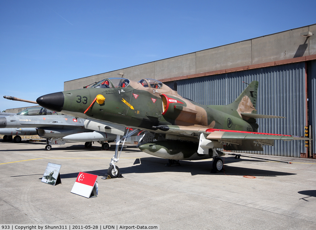933, Douglas TA-4SU Skyhawk C/N 12223, Used as a static aircraft during Rochefort Open Day 2011