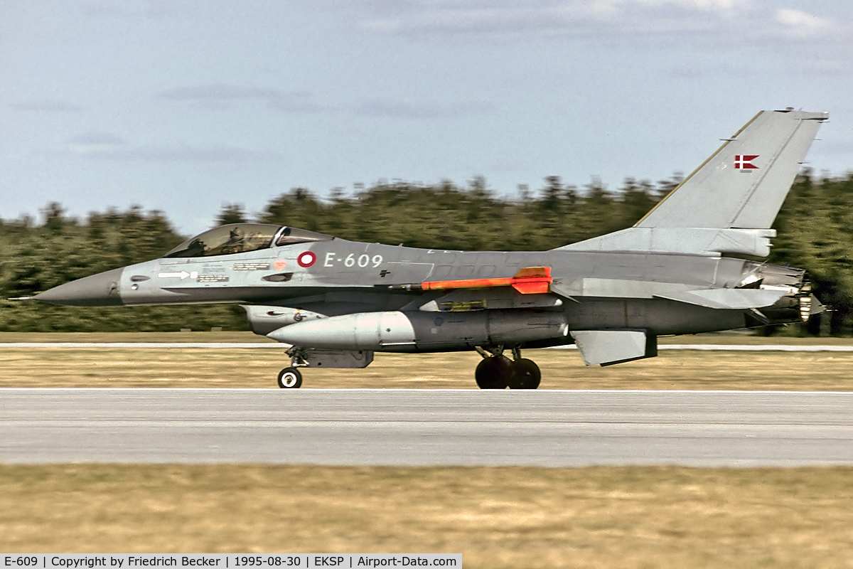 E-609, 1980 General Dynamics F-16AM C/N 6F-44, descelerating after touchdown