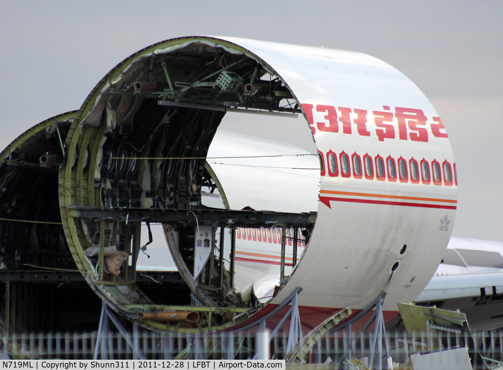 N719ML, 1994 Boeing 777-222 C/N 26917, One of the 2 last big pieces from this aircraft : central section...