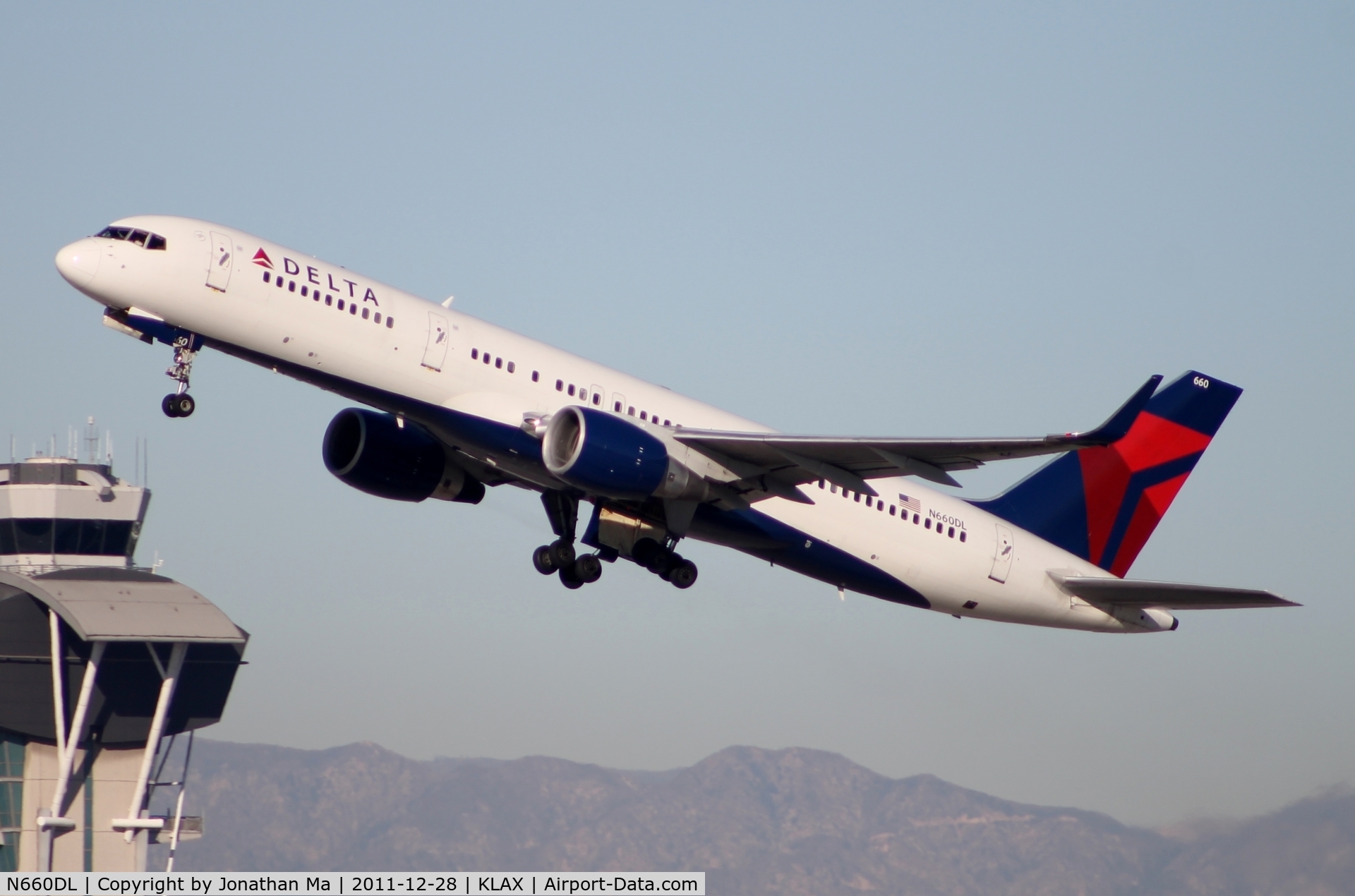 N660DL, 1990 Boeing 757-232 C/N 24422, Delta 752 takes off with the control tower in the background