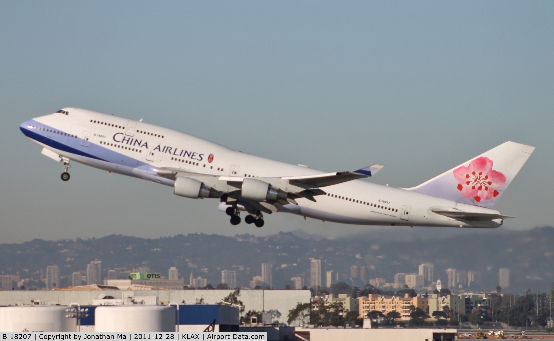 B-18207, Boeing 747-409 C/N 29219, China Airlines 747 rockets out of LAX to Taipei