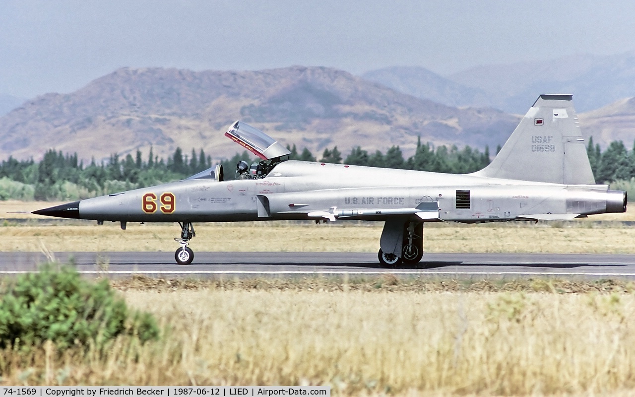74-1569, 1974 Northrop F-5E Tiger II C/N R.1262, taxying to the active