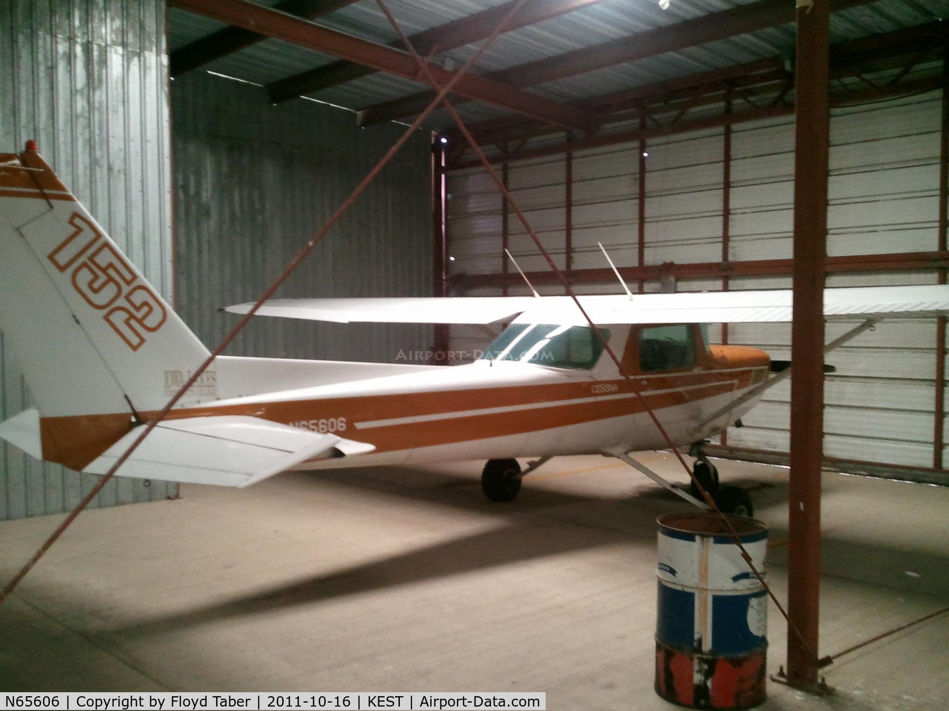 N65606, 1978 Cessna 152 C/N 15281646, in the hangar at KEST