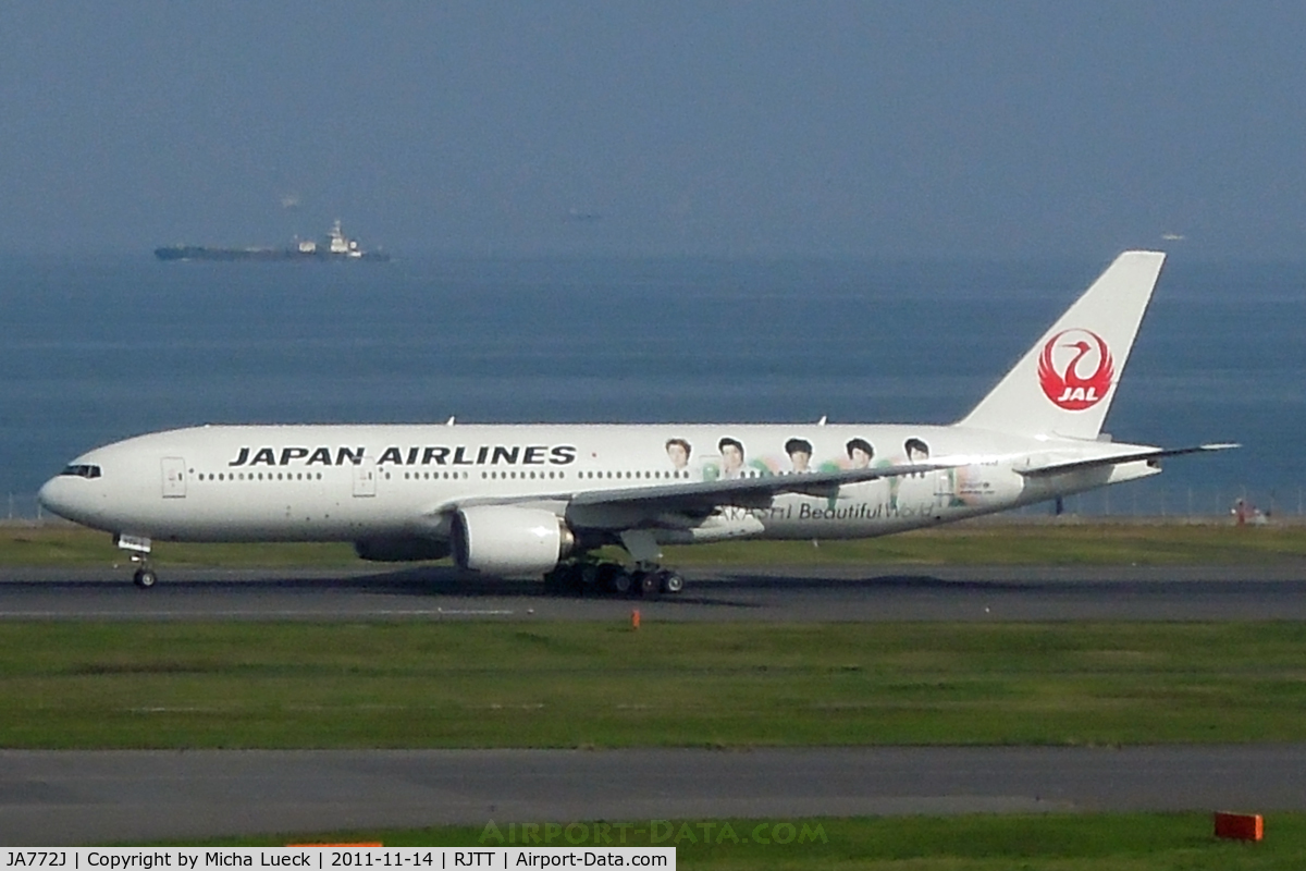 JA772J, 2005 Boeing 777-246 C/N 27657, At Haneda