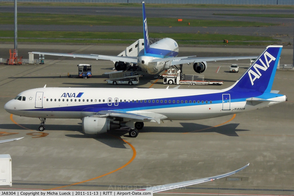 JA8304, Airbus A320-211 C/N 0531, At Haneda