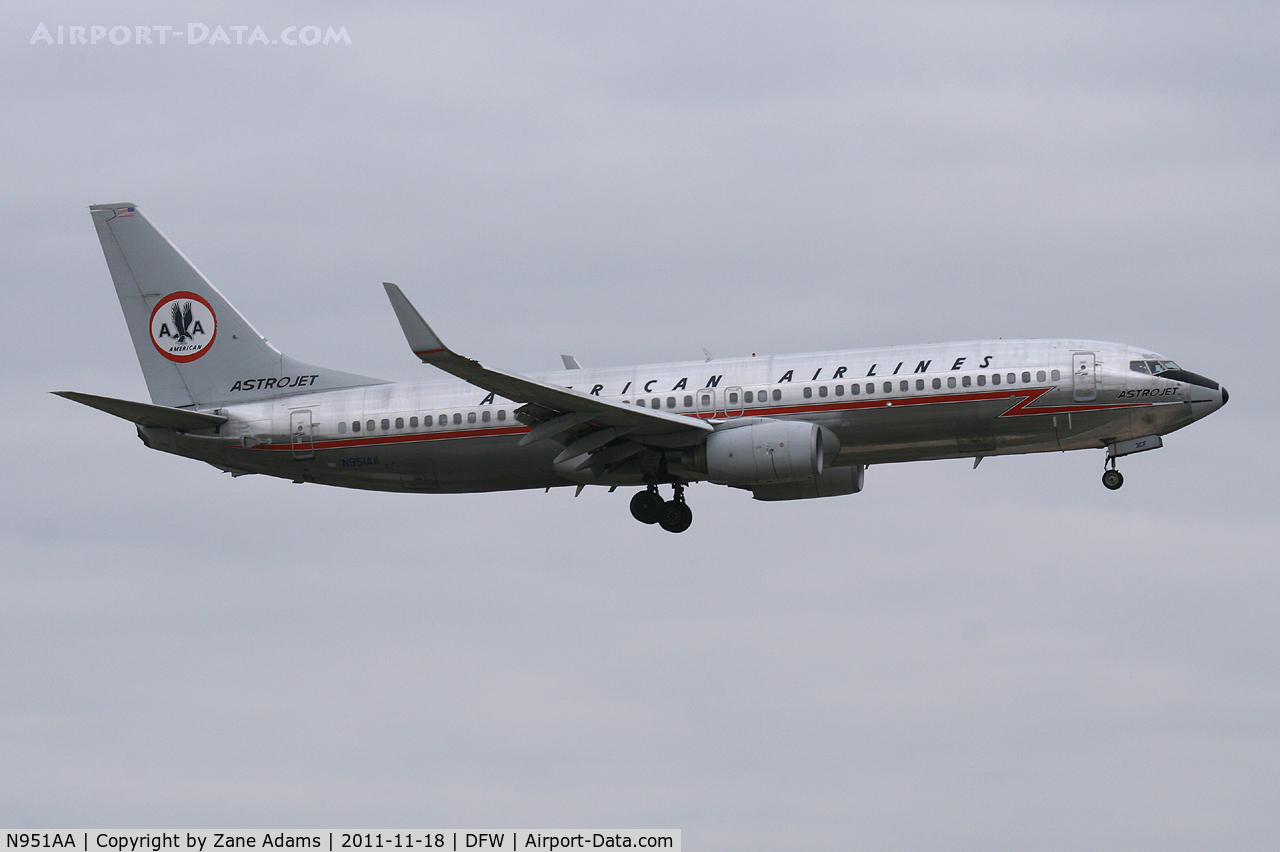 N951AA, 2000 Boeing 737-823 C/N 29538, American Airlines Special Retro Paint landing at DFW Airport