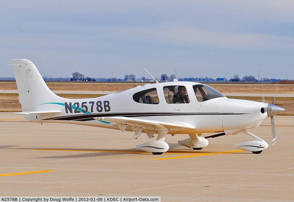 N2578B, 2001 Cirrus SR20 C/N 1145, Departing KDEC on a Sunday morning in January 2012.