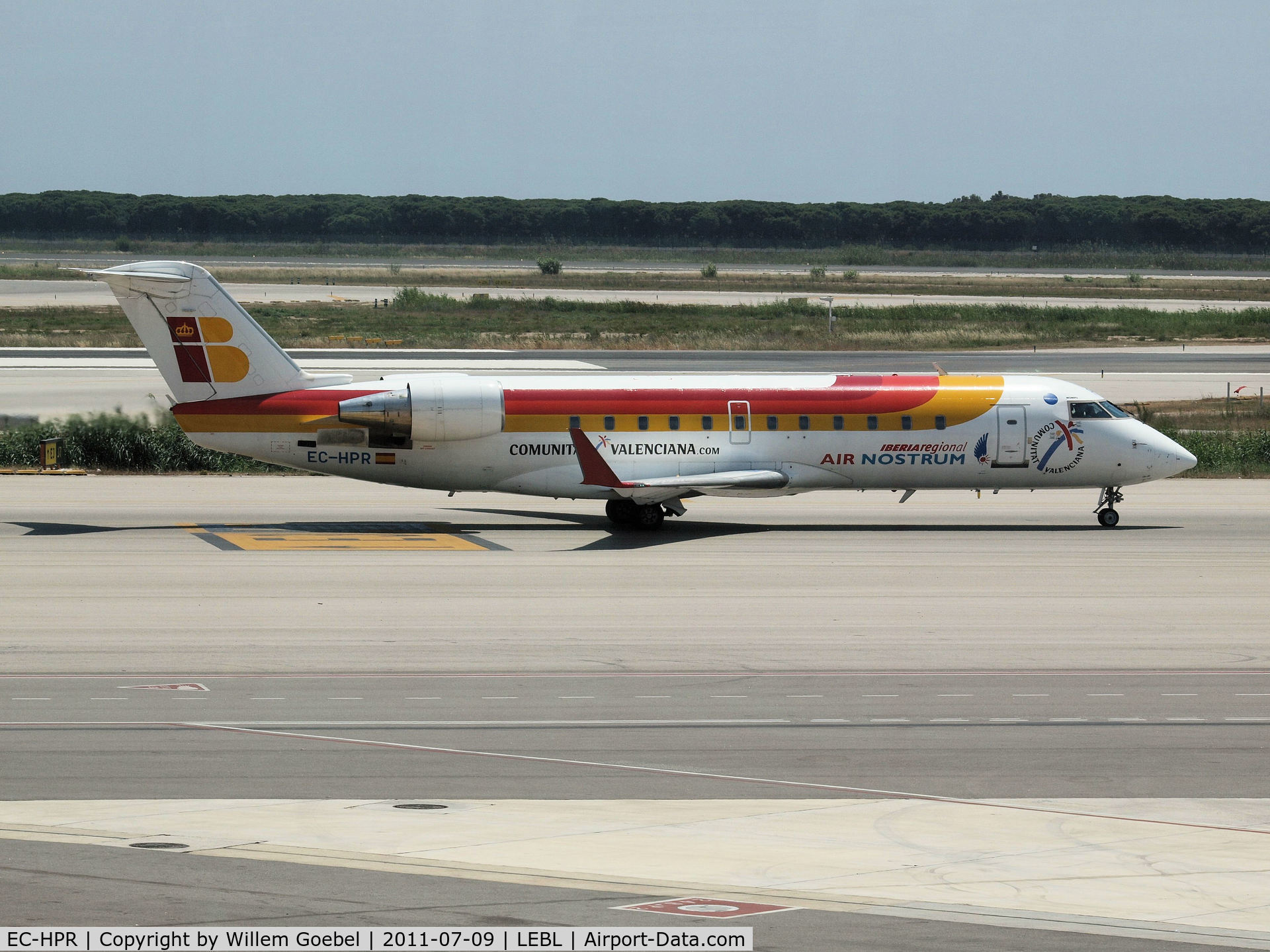 EC-HPR, 2000 Canadair CRJ-200ER (CL-600-2B19) C/N 7430, Taxi to the gate of Barcelona Airport