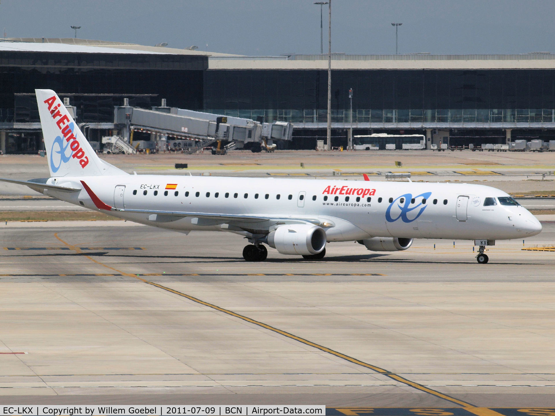EC-LKX, 2011 Embraer 195LR  (ERJ-190-200LR) C/N 19000437, Taxi to the runway of Barcelona Airport