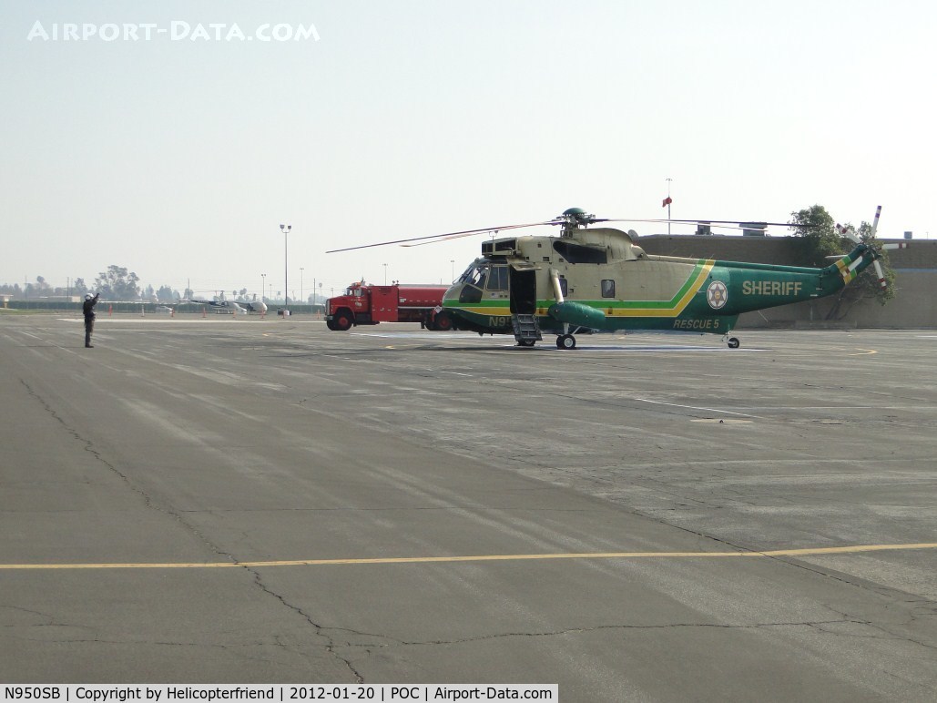 N950SB, Sikorsky SH-3H Sea King C/N 61372, Everything was clear and crew member giving signal to engage rotors