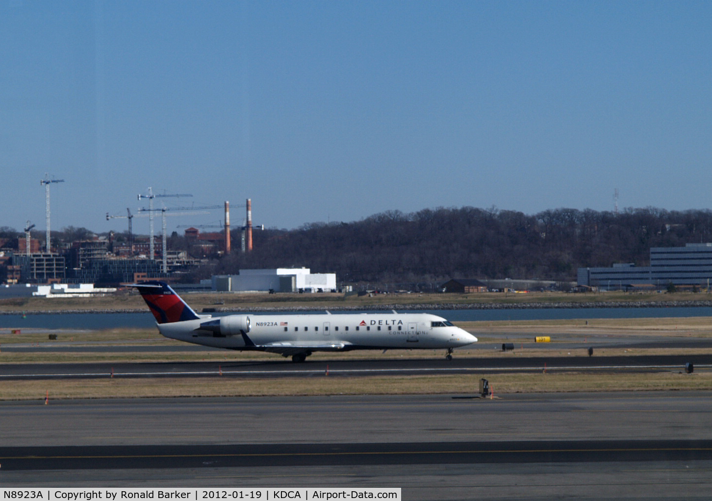 N8923A, 2004 Canadair CRJ-440 (CL-600-2B19) Regional Jet C/N 7923, Landing DCA