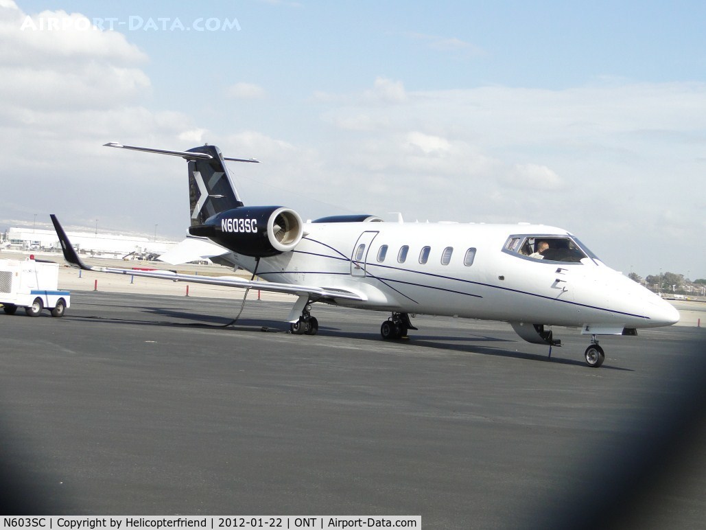 N603SC, 1996 Learjet 60 C/N 096, Waiting for passengers to arrive