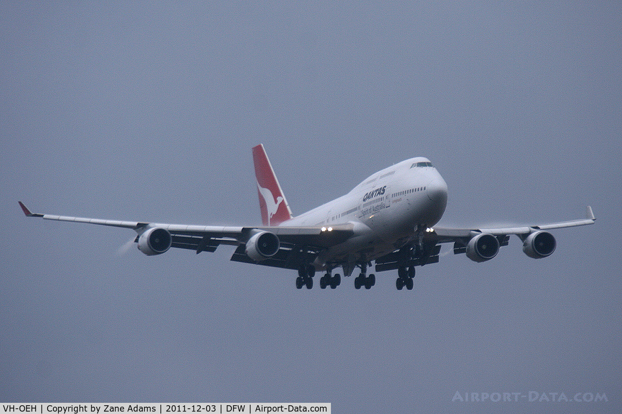 VH-OEH, 2003 Boeing 747-438/ER C/N 32912, Qantas 747 landing in the rain at DFW airport