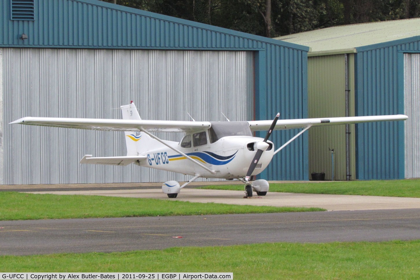 G-UFCC, 2000 Cessna 172S C/N 172S8611, 