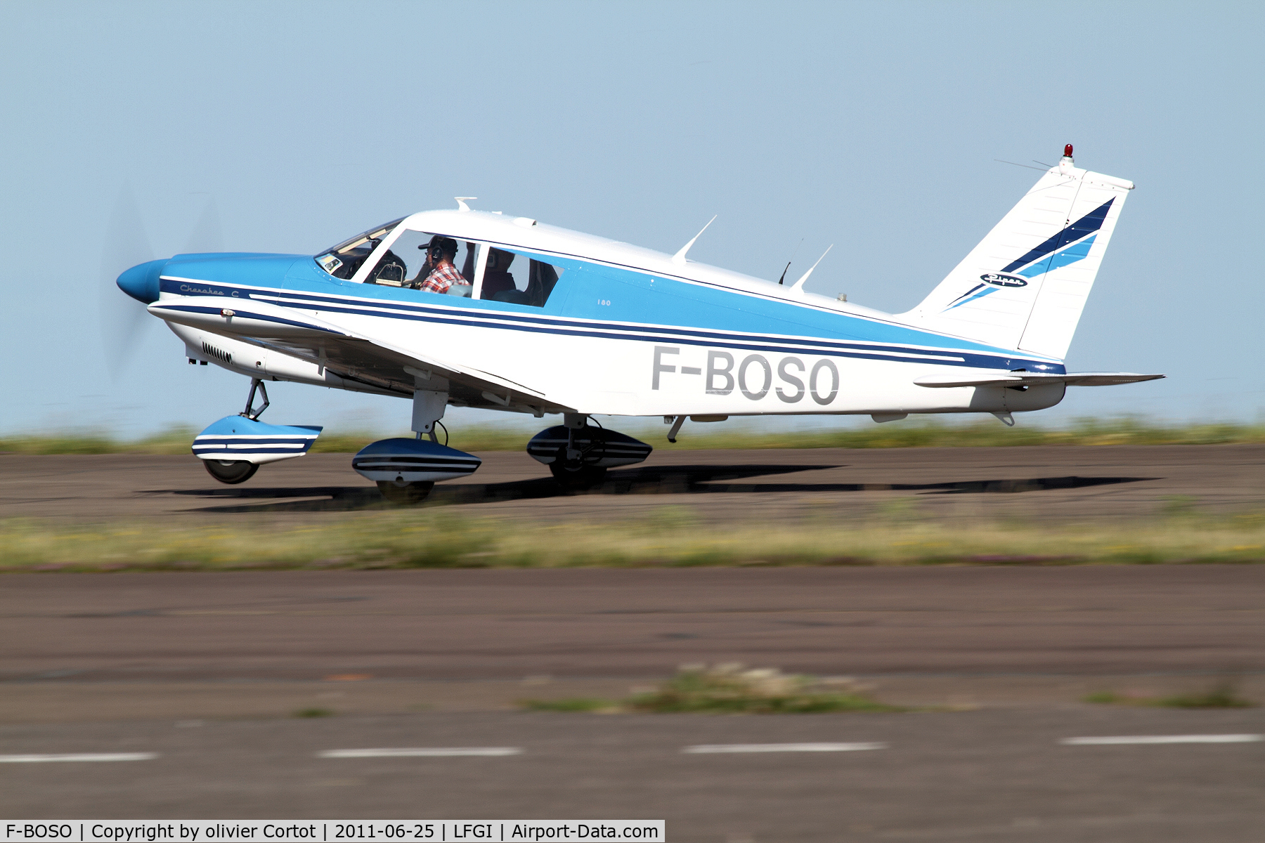 F-BOSO, 1967 Piper PA-28-180 Cherokee C C/N 283931, Taking off from Darois airport