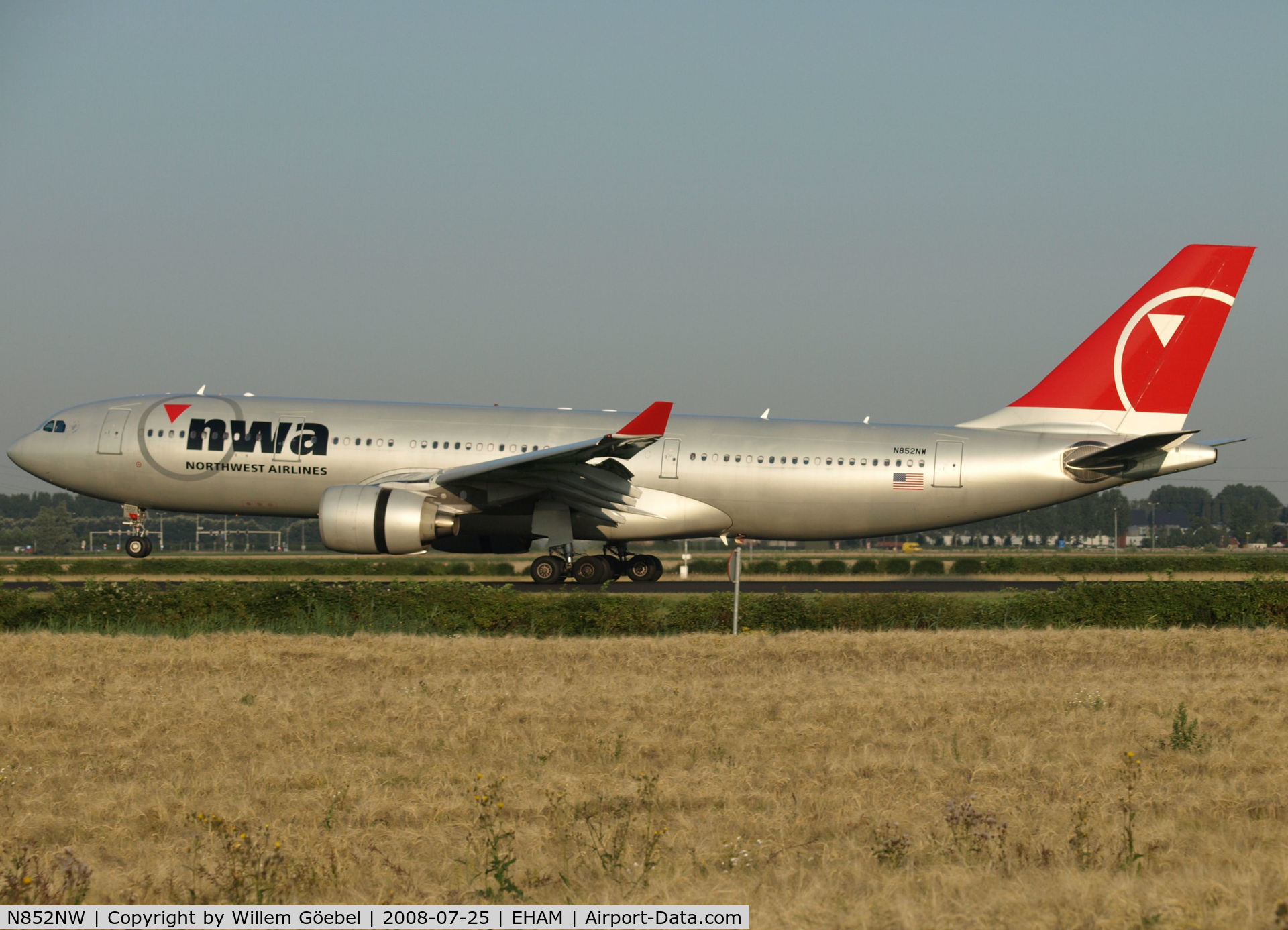 N852NW, 2004 Airbus A330-223 C/N 0614, Landing on runway R18 of Schiphol Airport