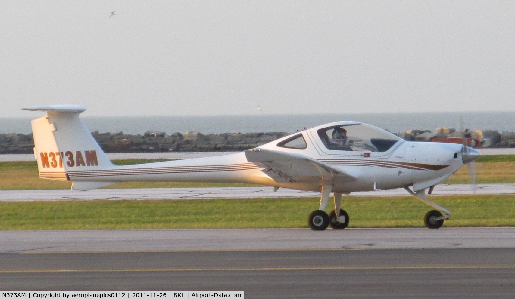N373AM, 2006 Diamond DA-20C-1 Eclipse C/N C0379, See taxiing to runway 6L for take-off at KBKL.