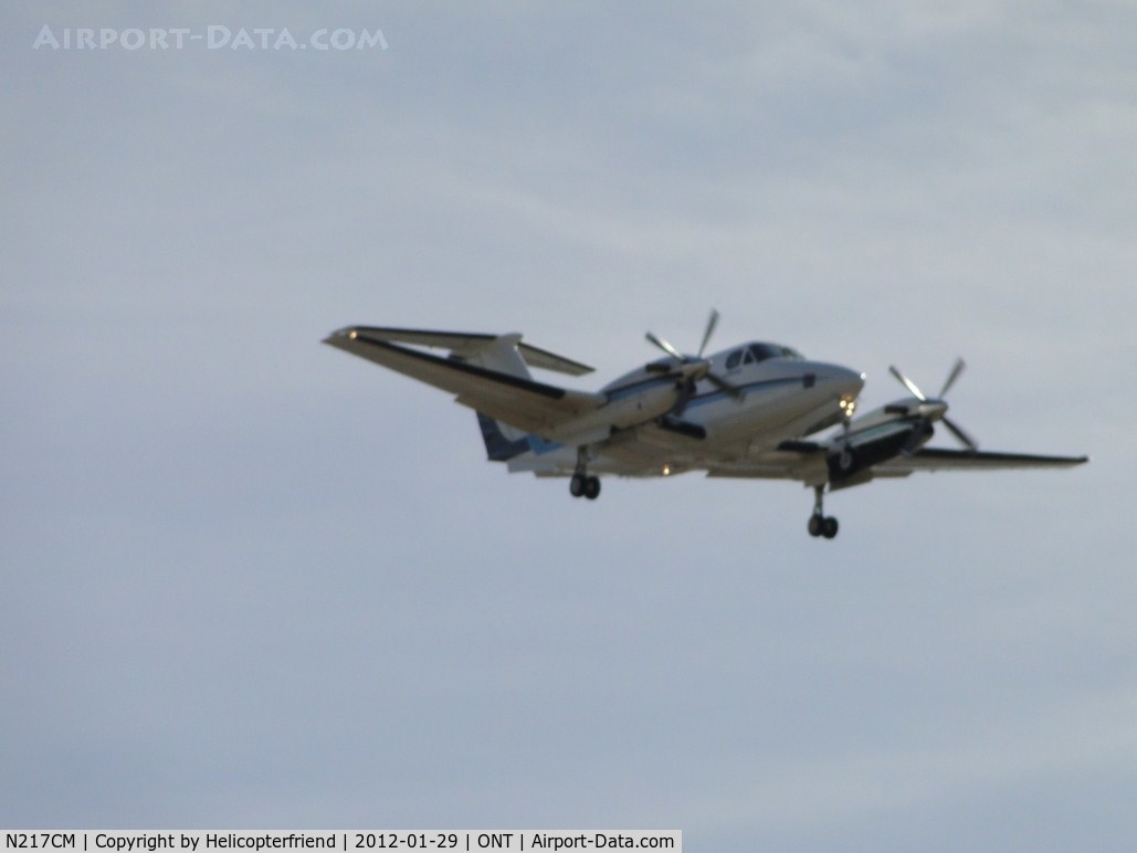N217CM, 1980 Beech 200 C/N BB-621, On final for runway 26L, photo taken on Carnegie Ave, while stopped at Santa Ana St