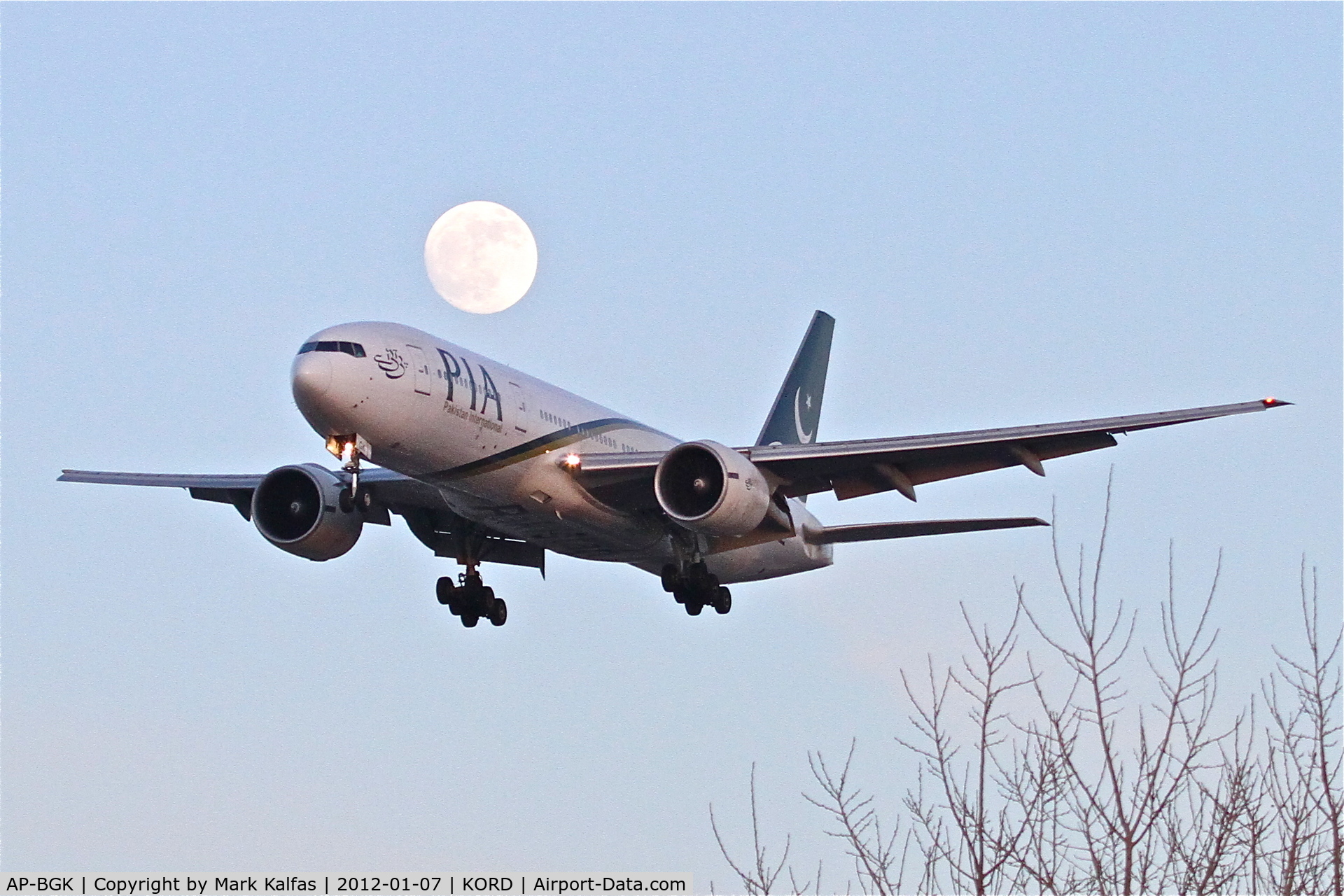 AP-BGK, 2004 Boeing 777-240/ER C/N 33776, PIA AP-BGK Boeing 777-240 on approach RWY 28 KORD.