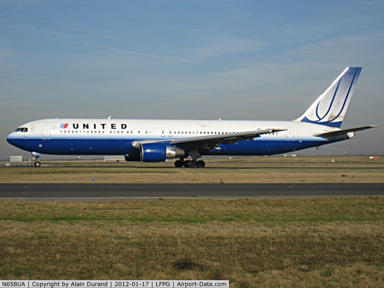N658UA, 1993 Boeing 767-322 C/N 27113, Still clad in the dress designed in 2004, C/N 480 is also registered as fleet number 6358 and can accomodate F6C26Y151.
