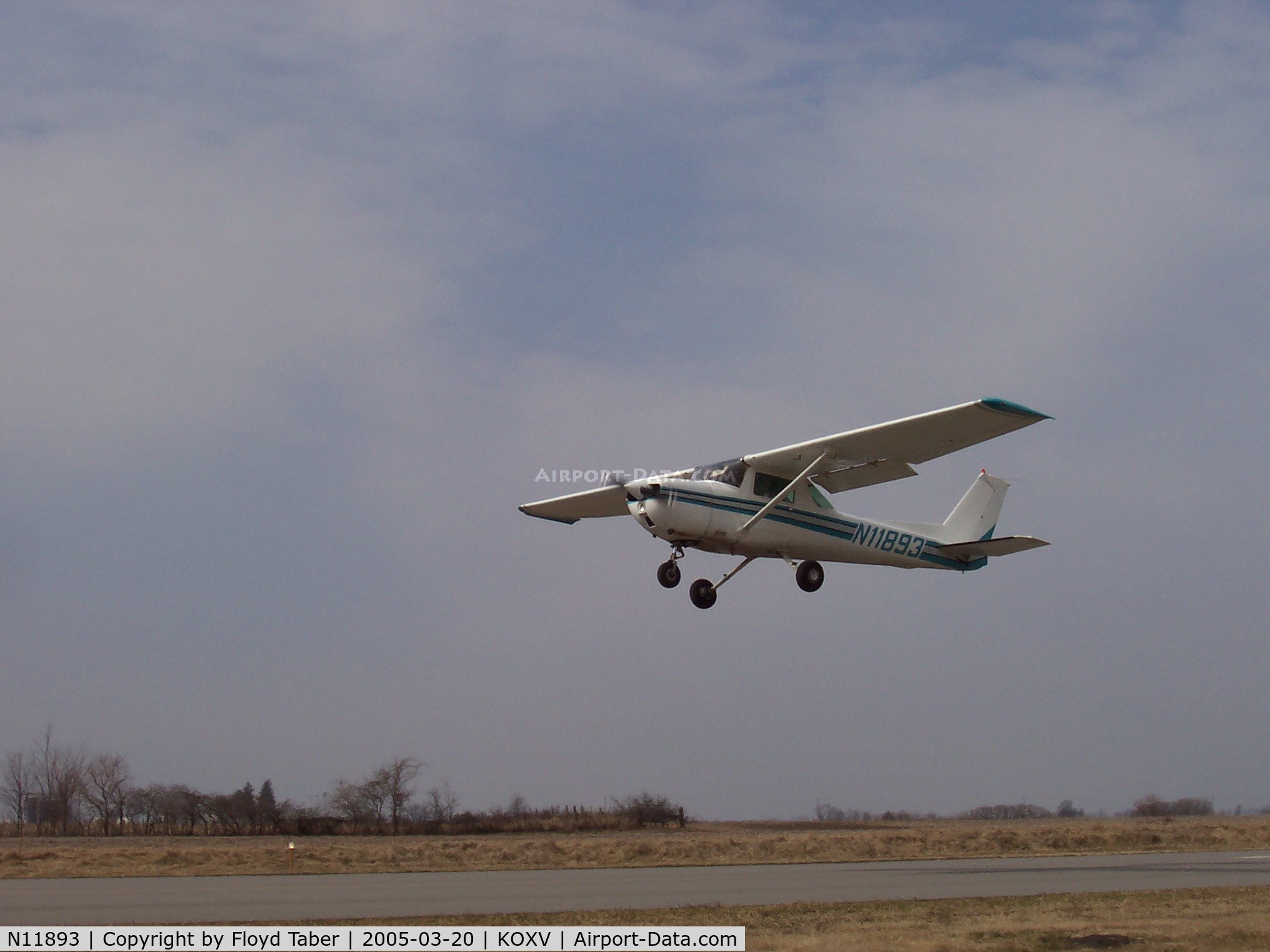 N11893, 1974 Cessna 150L C/N 15075693, Departing Knoxville runway 15R