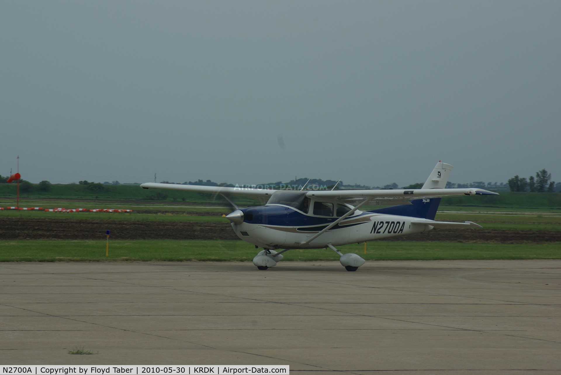 N2700A, 2004 Cessna 182T Skylane C/N 18281476, Taxing in
