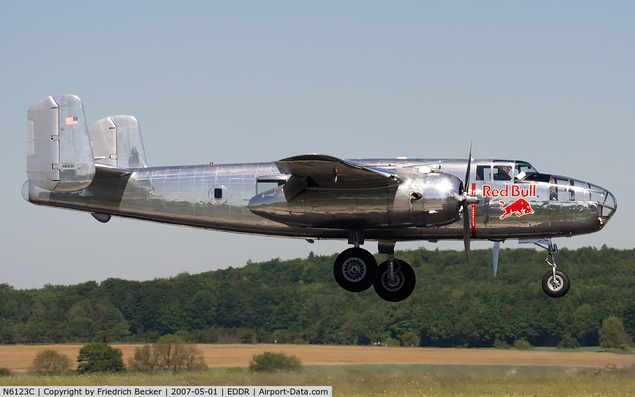 N6123C, 1945 North American B-25J-30-NC Mitchell Mitchell C/N 108-47647, short final