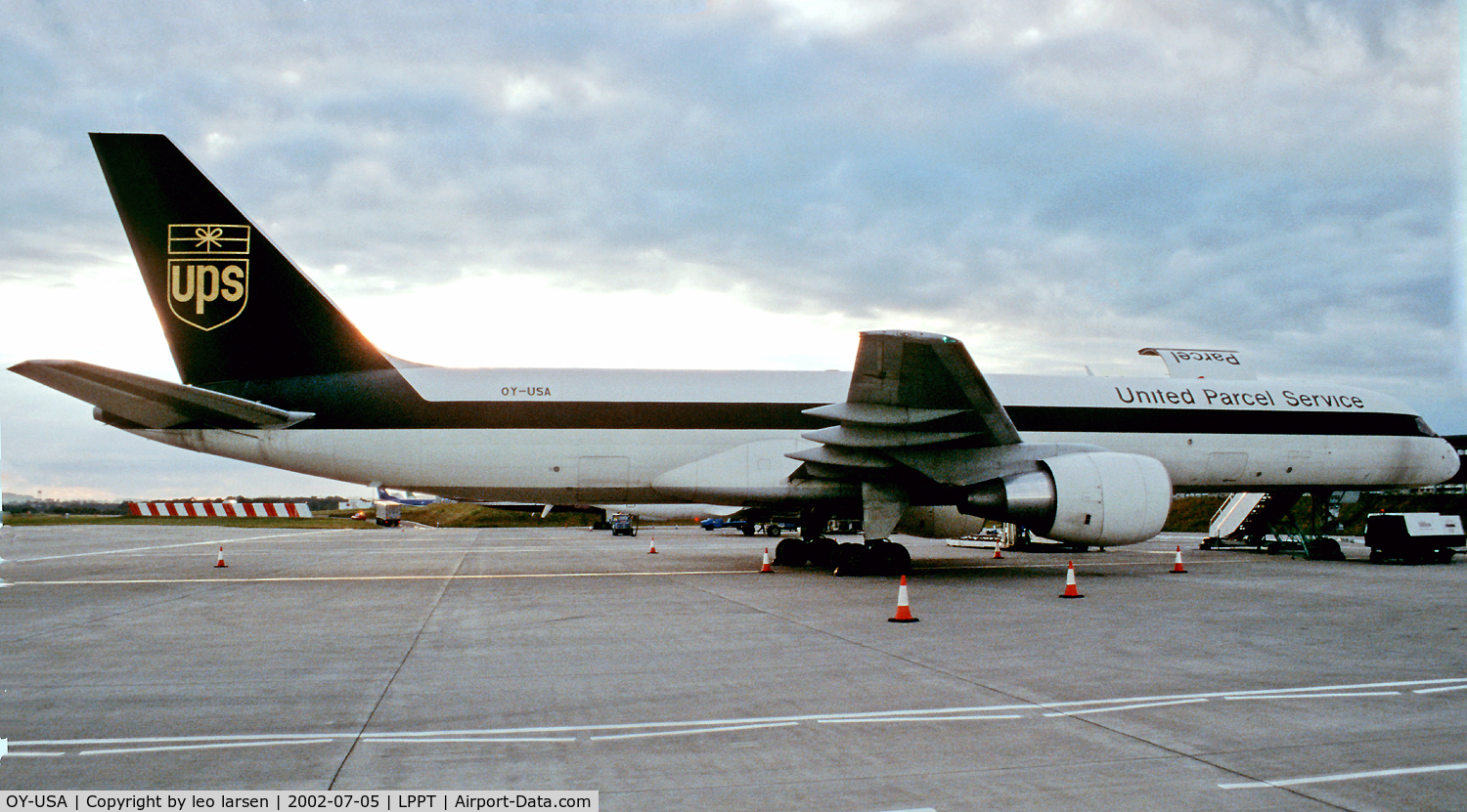 OY-USA, 1993 Boeing 757-24APF C/N 25462, Lisboa 5.7.02