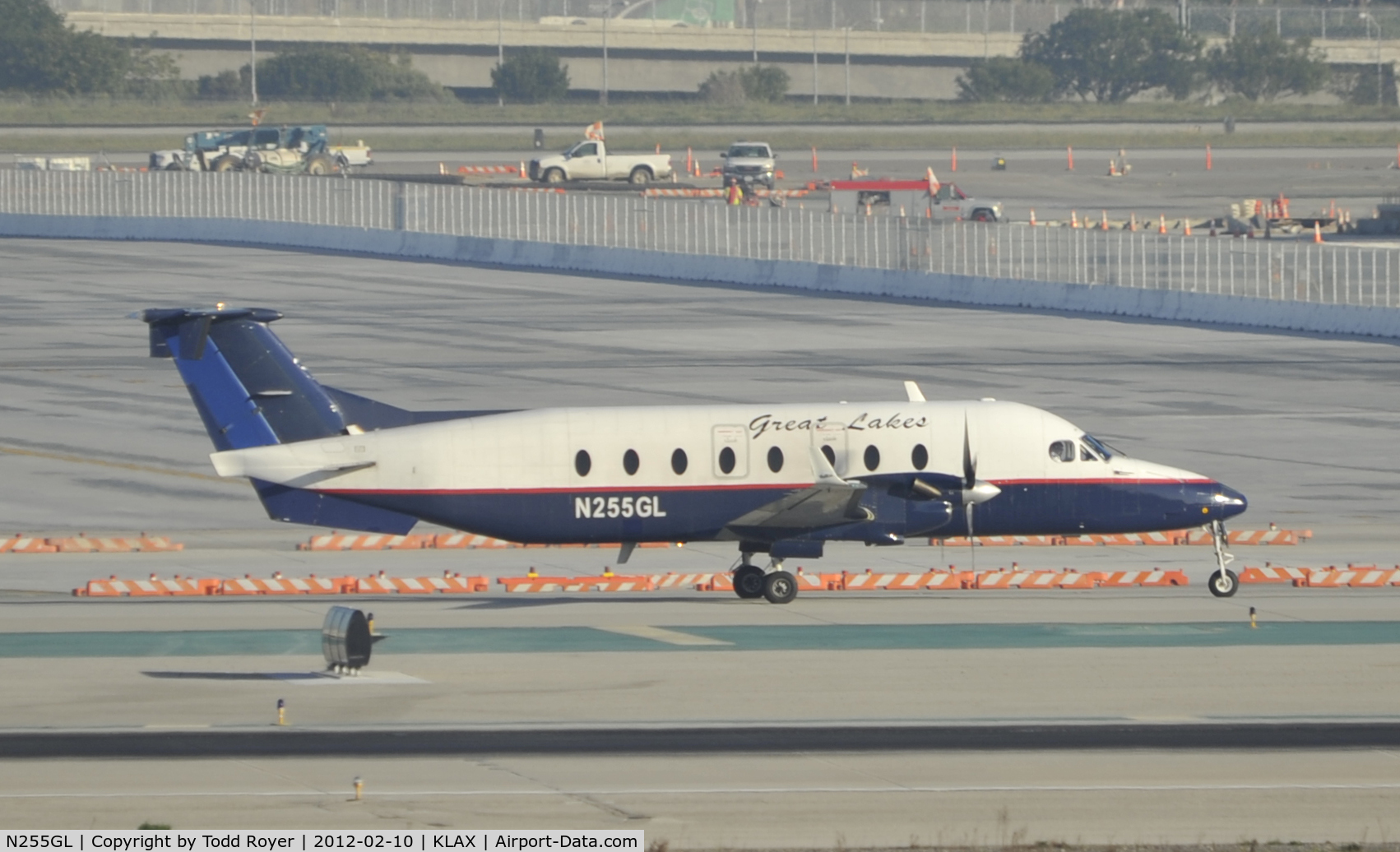 N255GL, 1996 Raytheon Aircraft Company 1900D C/N UE-255, Taxiing to gate