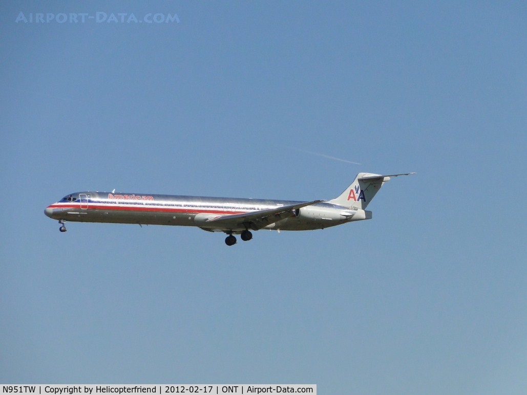 N951TW, 1996 McDonnell Douglas MD-83 (DC-9-83) C/N 53470, On final for 26R