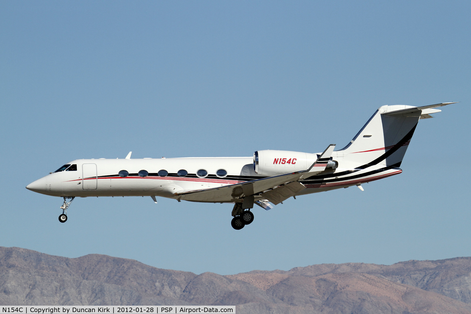 N154C, 2002 Gulfstream Aerospace G-IV SP C/N 1493, Nice landing shot at Palm Springs