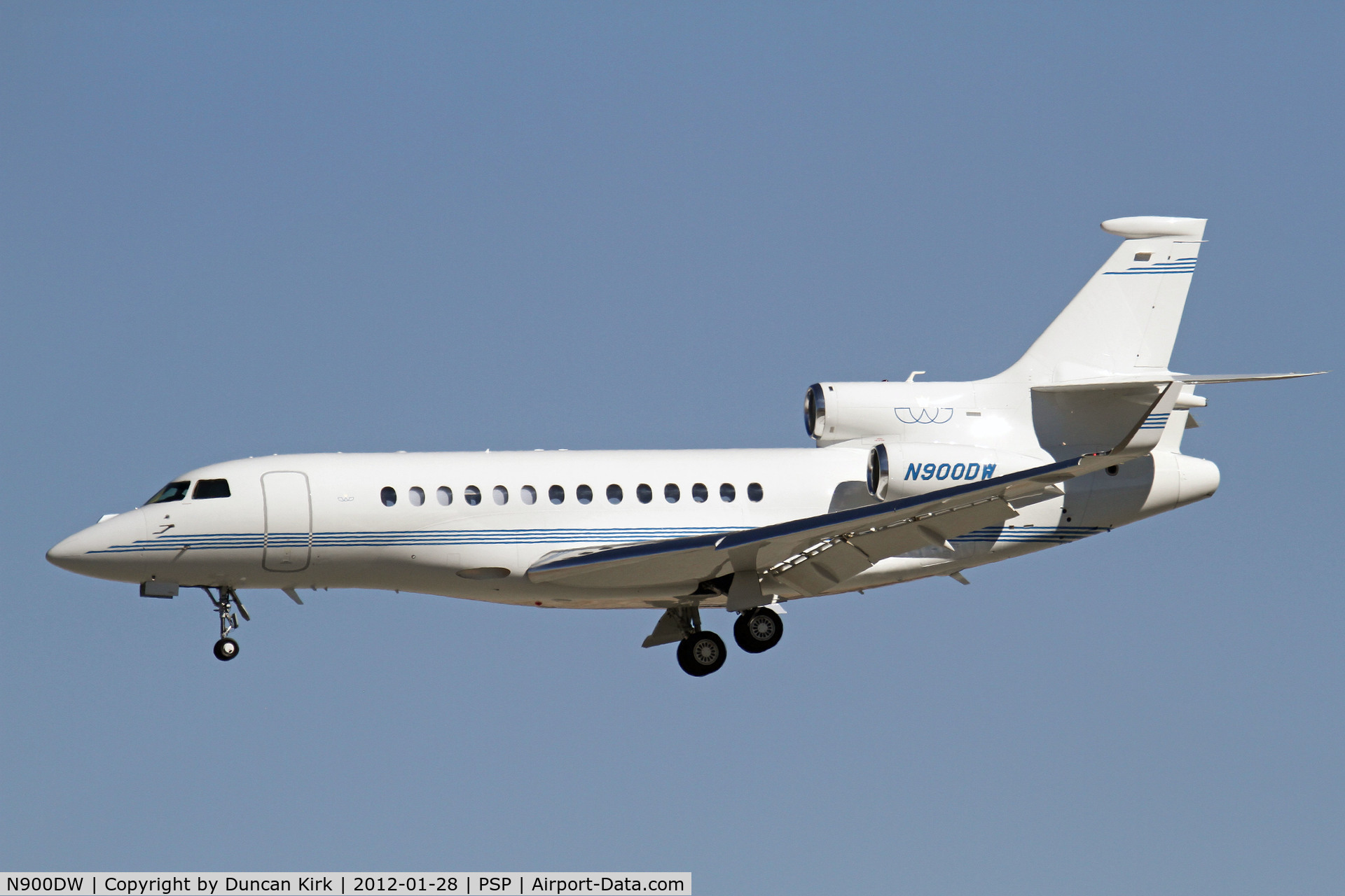 N900DW, 2008 Dassault Falcon 7X C/N 39, The 39th Falcon 7X on short finals to Palm Springs