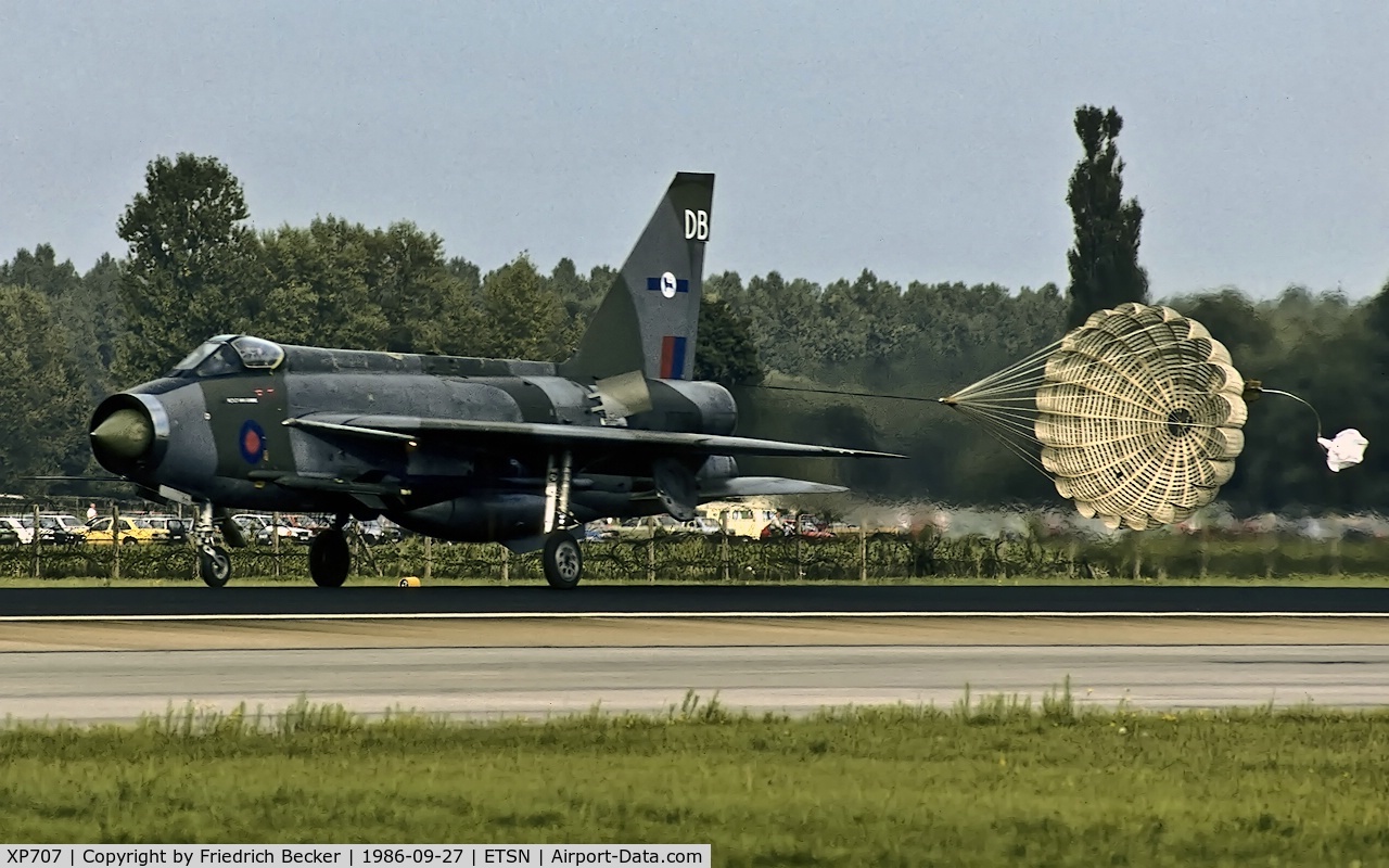 XP707, 1963 English Electric Lightning F.3 C/N 95161, decelerating after touchdown