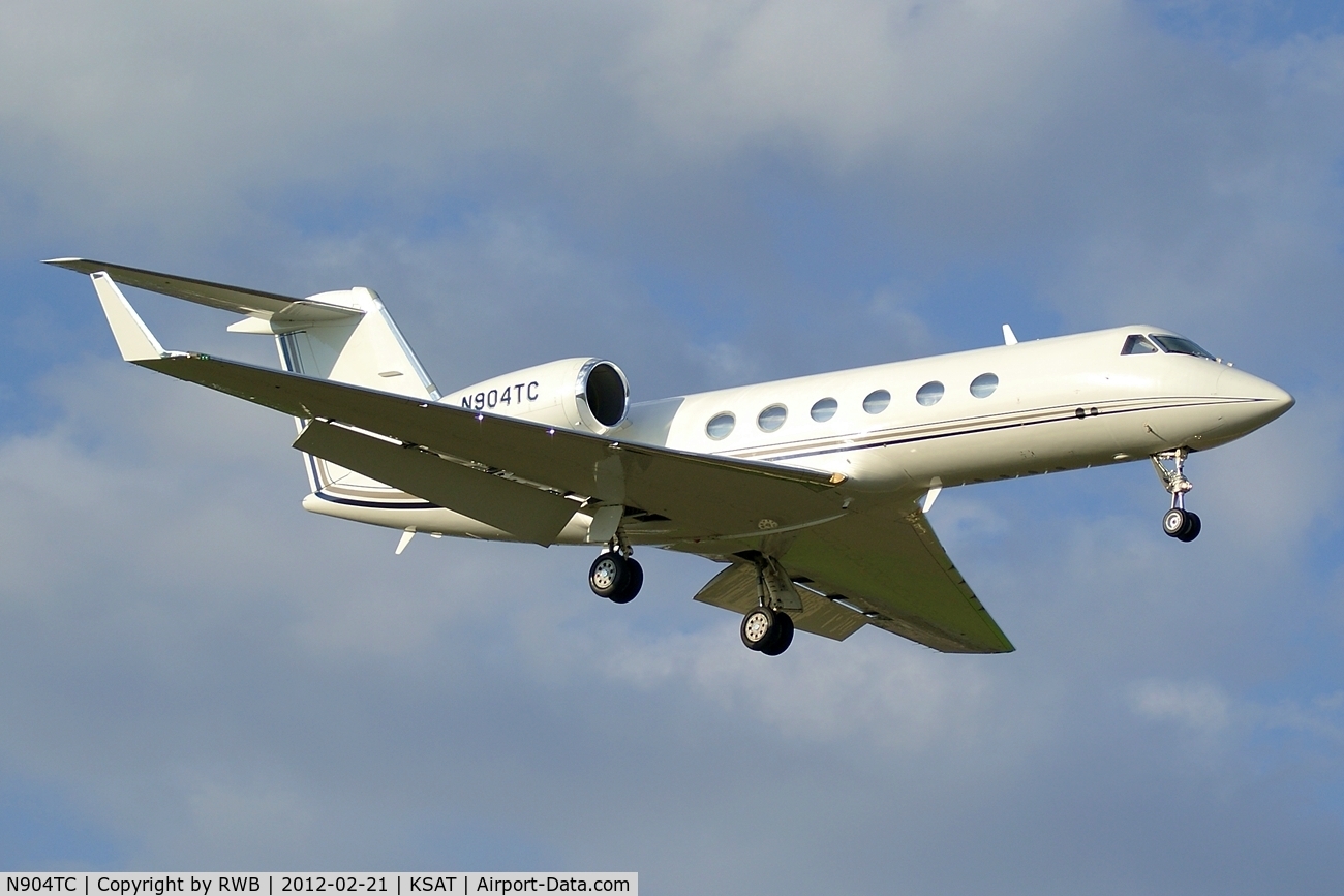 N904TC, 2001 Gulfstream Aerospace G-IV C/N 1444, On approach 12R