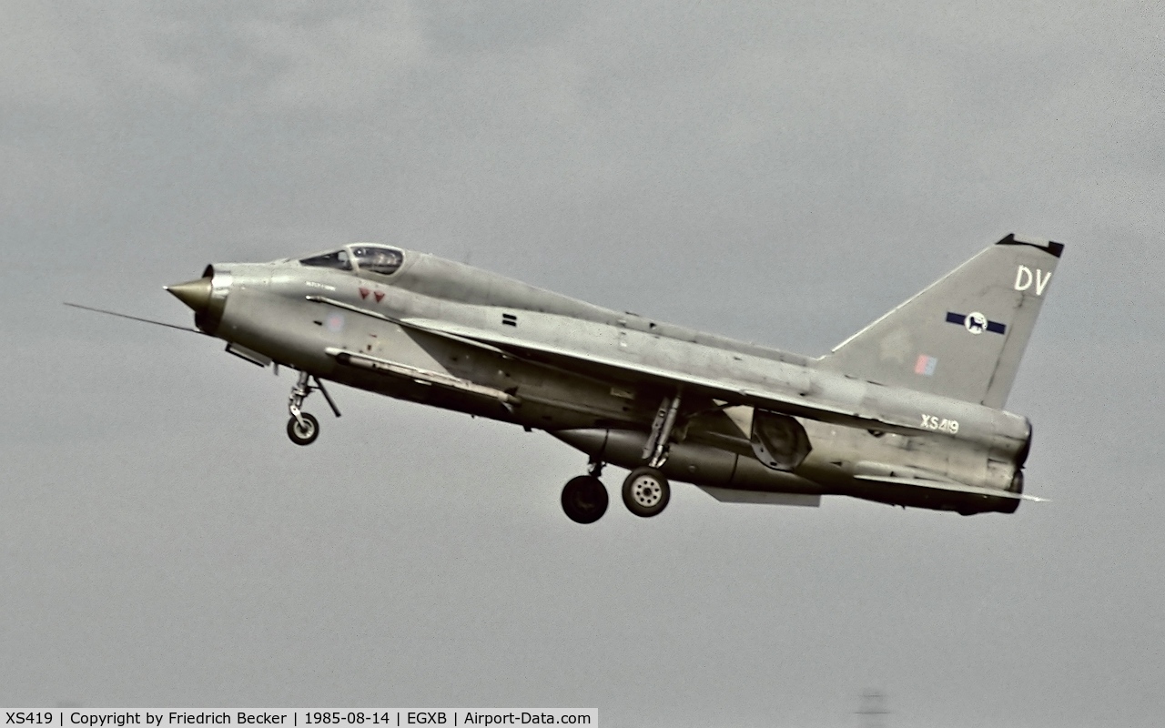 XS419, 1964 English Electric Lightning T.5 C/N 95004, low approach