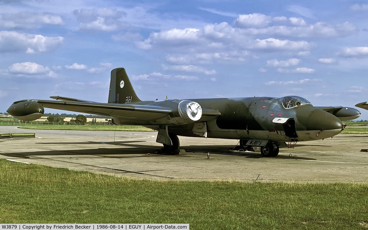 WJ879, 1955 English Electric Canberra T.4 C/N Not found WJ879, flightline at RAF Wyton