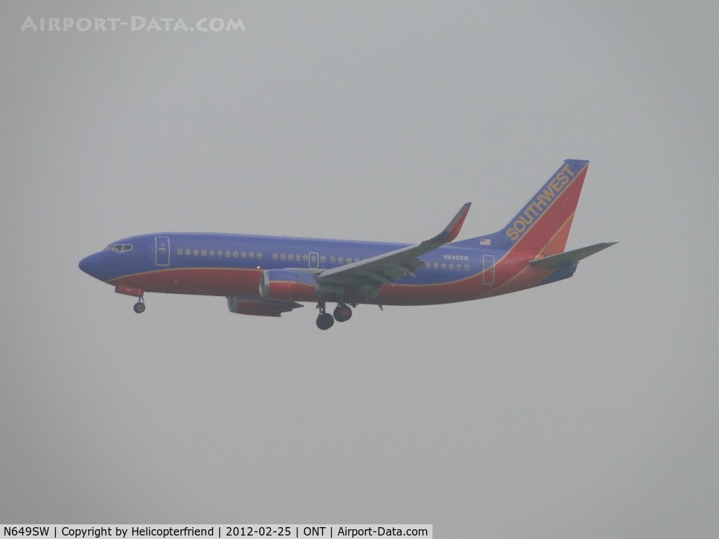 N649SW, 1997 Boeing 737-3H4 C/N 27719, Coming out of the fog on final approach for 26R