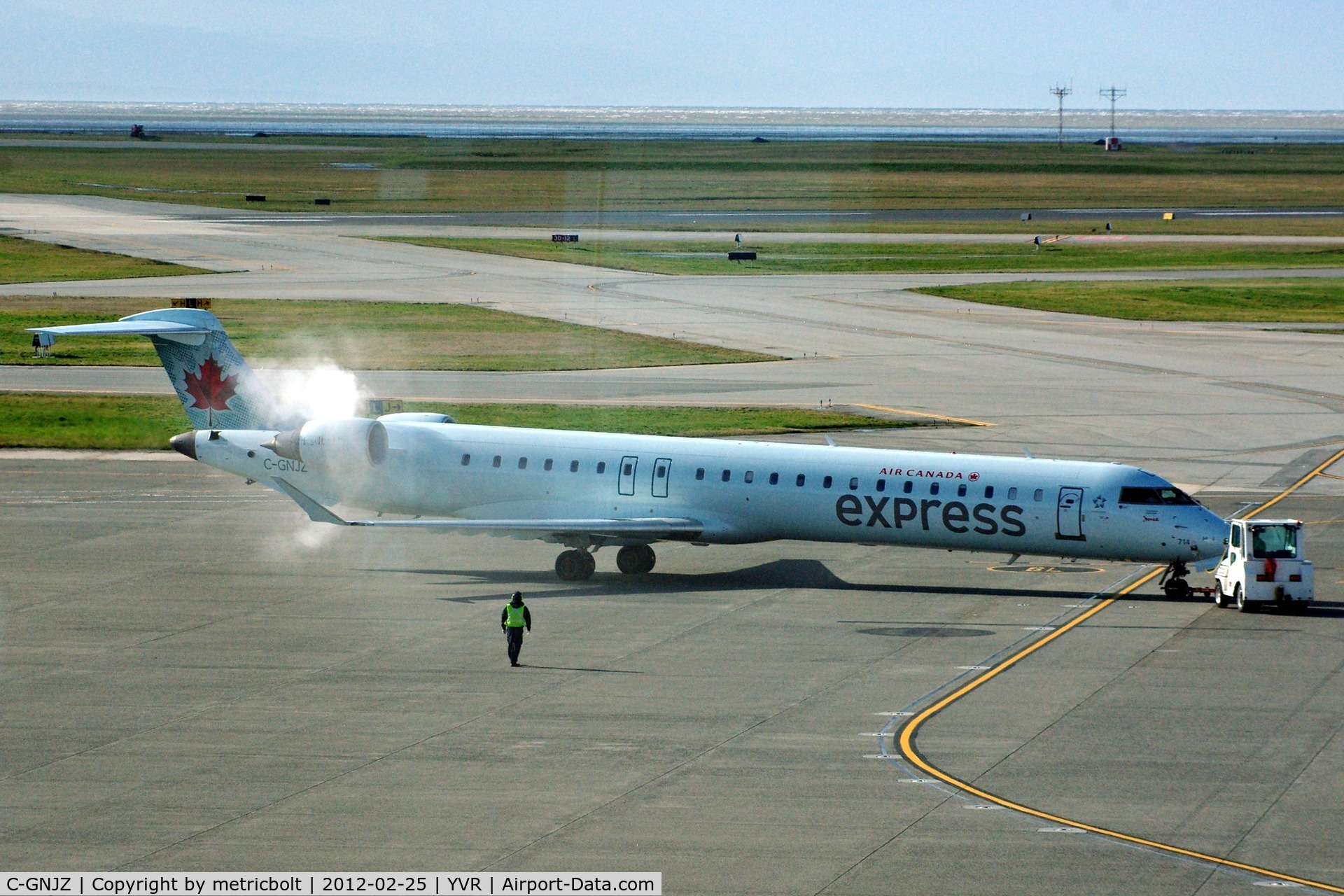 C-GNJZ, 2005 Canadair CRJ-705ER (CL-600-2D15) Regional Jet C/N 15052, Engine start at push back