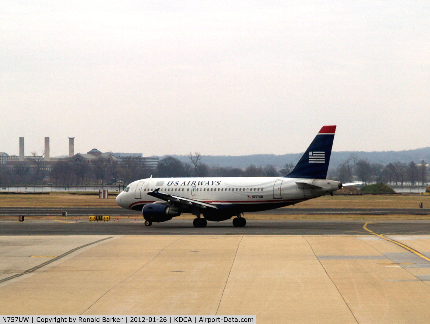N757UW, 2000 Airbus A319-112 C/N 1342, DCA, VA