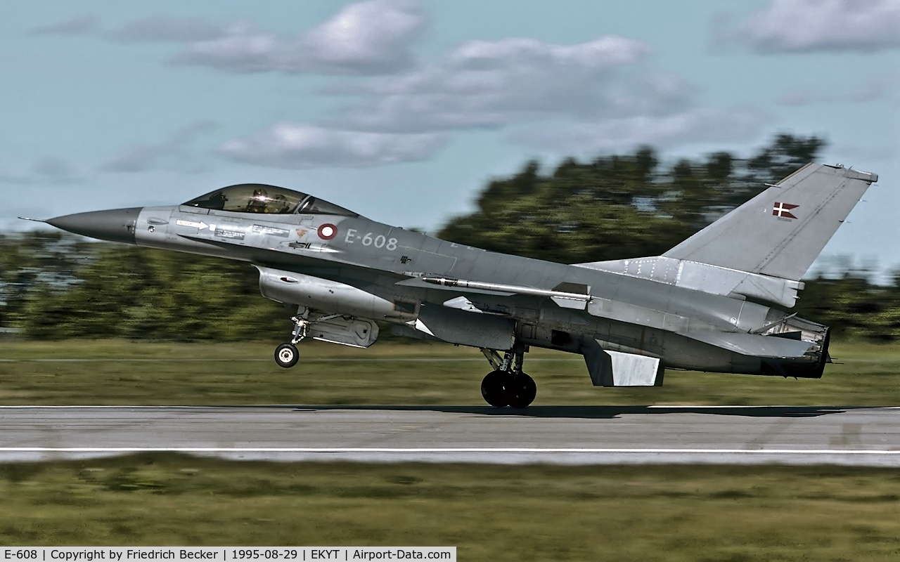 E-608, 1980 General Dynamics F-16AM C/N 6F-43, touchdown at Aalborg AB