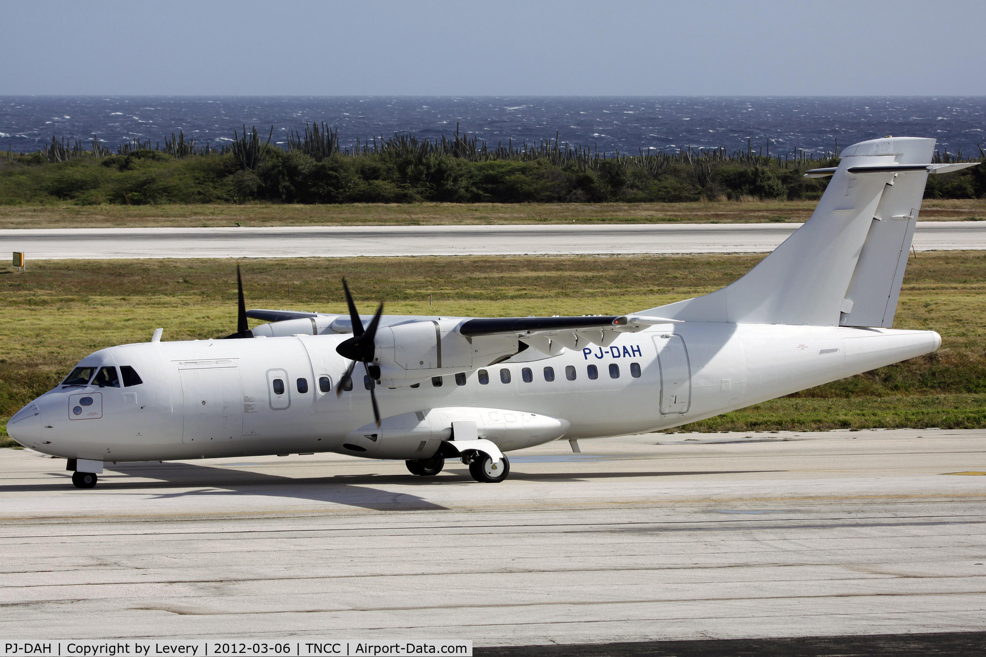 PJ-DAH, 1988 ATR 42-320 C/N 090, Taxing for first test flight since arriving on Curacao.