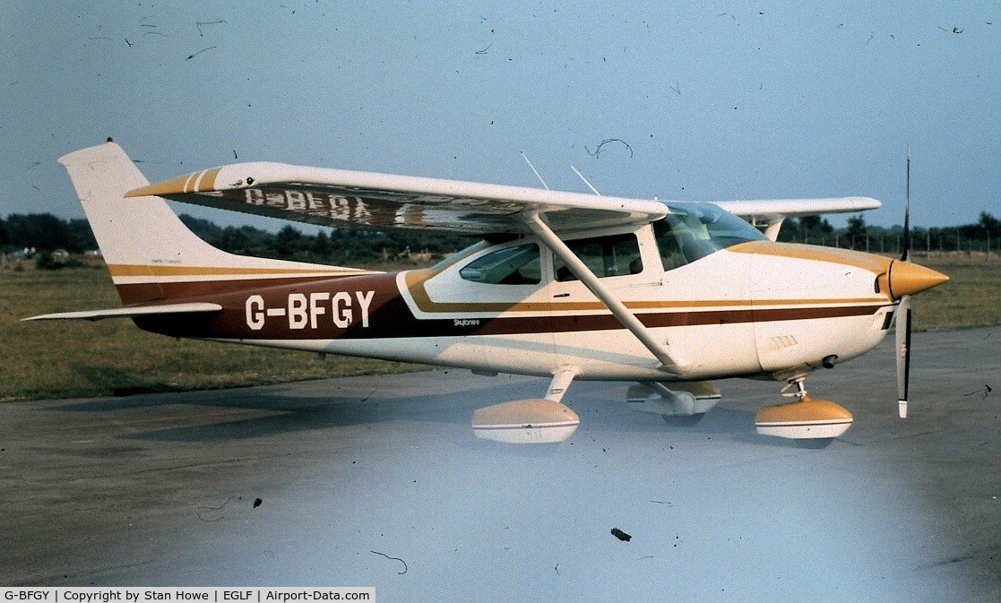 G-BFGY, 1976 Reims F182P Skylane C/N 0009, At Farnborough Air Show 1980.