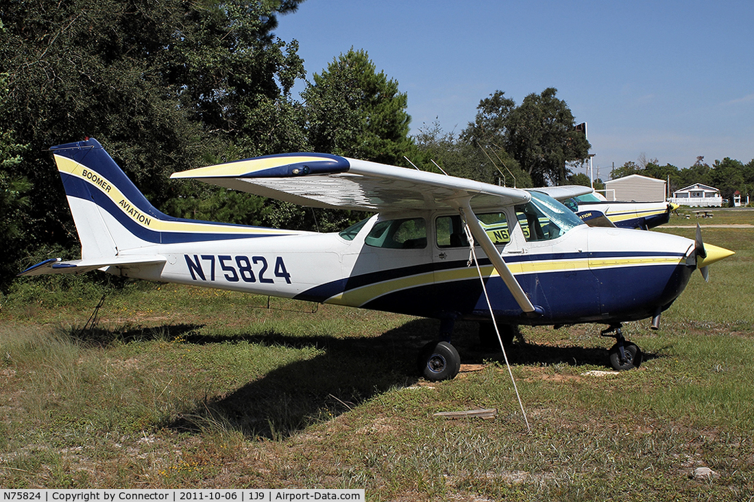 N75824, 1976 Cessna 172N C/N 17267981, Mostly used for aerial advertising.