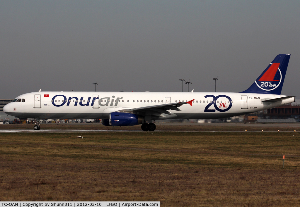 TC-OAN, 2001 Airbus A321-231 C/N 1421, Lining up rwy 32R for departure in special 20th anniversary markings