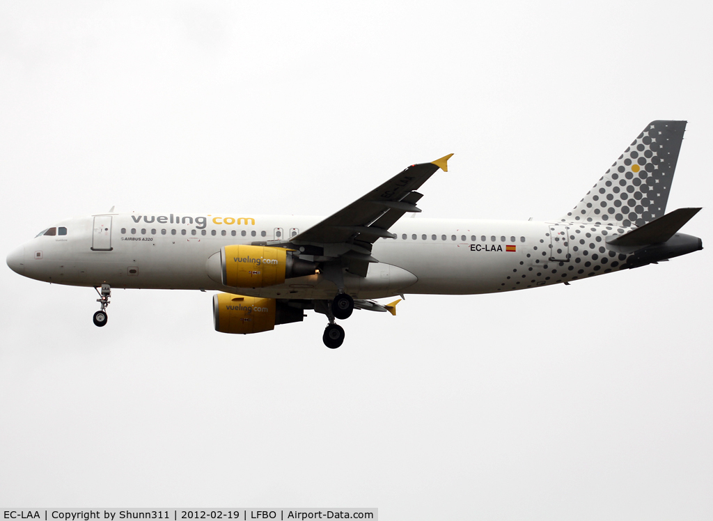 EC-LAA, 2006 Airbus A320-214 C/N 2678, Landing rwy 32L