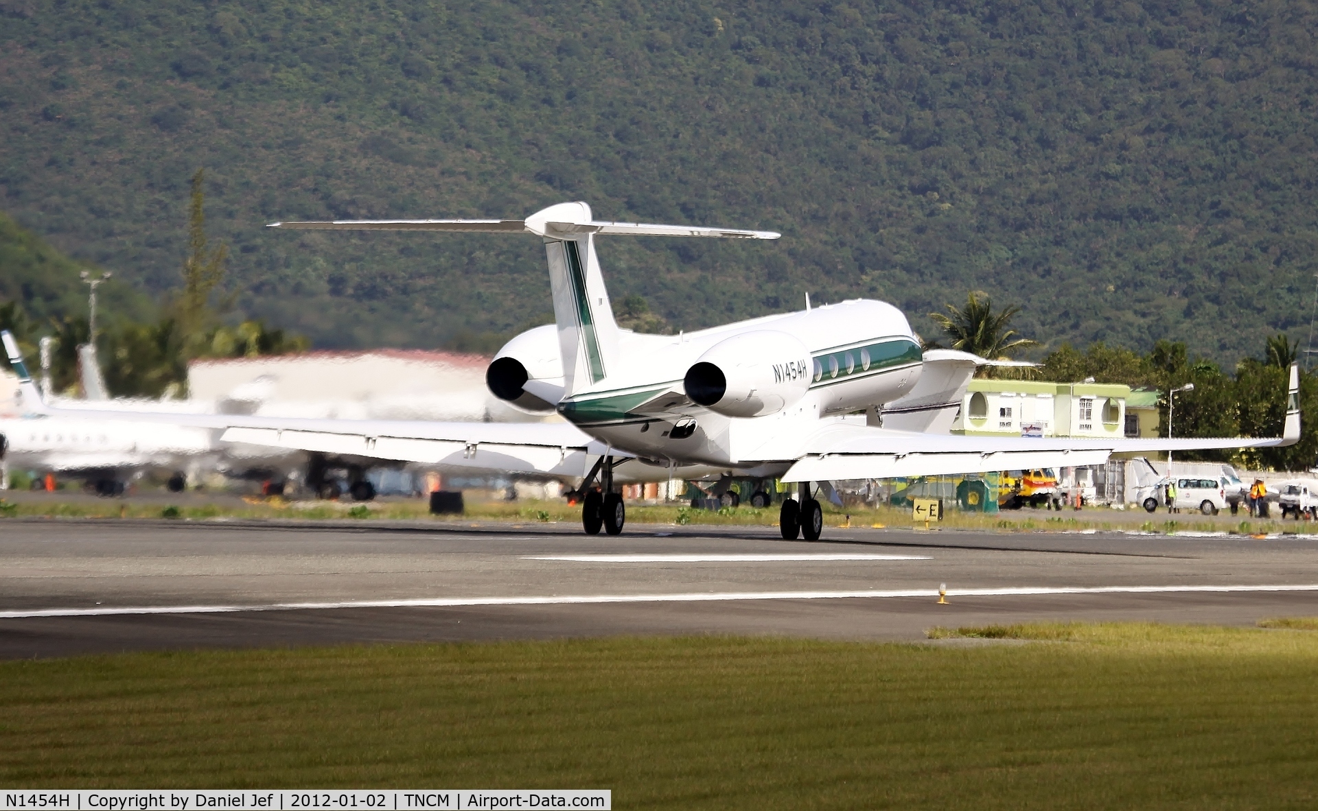 N1454H, 2000 Gulfstream Aerospace G-V C/N 619, N1454H