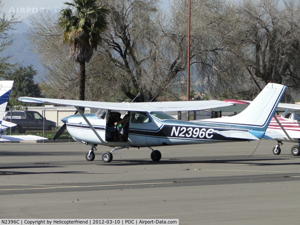 N2396C, 1978 Cessna R182 Skylane RG C/N R18200177, Loading passengers and preparing to depart