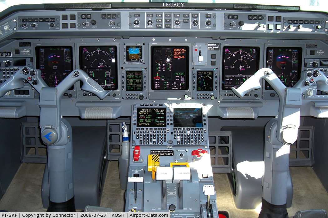 PT-SKP, 2008 Embraer ERJ-135BJ Legacy C/N 14500997, A little peek inside the cockpit.