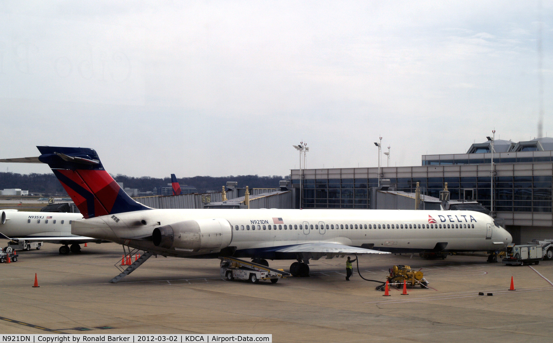 N921DN, 1997 McDonnell Douglas MD-90-30 C/N 53583, DCA, VA
